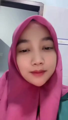 Janda Cantik Pamer Belahan