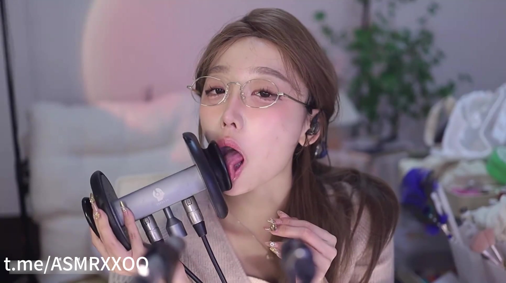 ASMR_酥酥学姐_金丝眼镜的舔耳温柔的舔舐