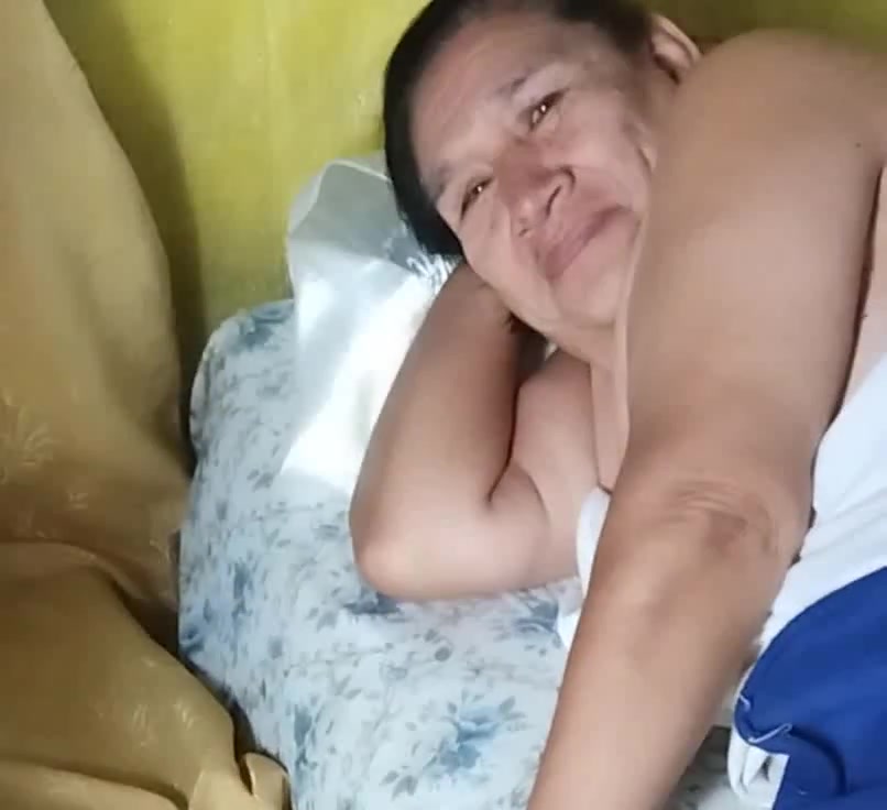 Mirando el cuerpo desnudo a esta putita madura