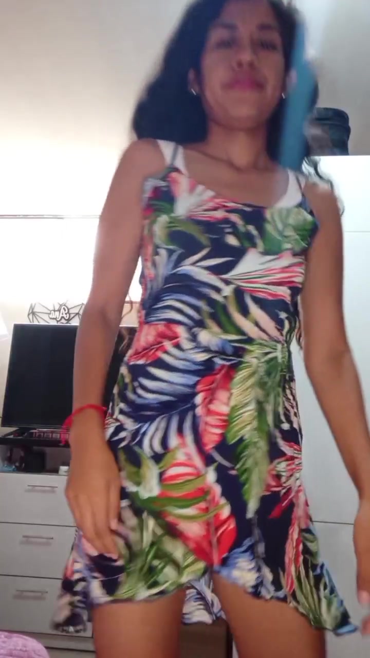 Putita sexy con bonitas piernas