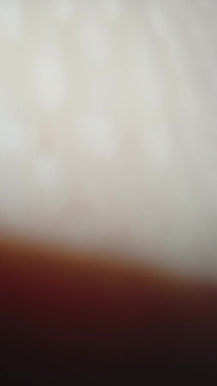 Zorrita caliente  desnuda mostrando su coño grande y afeitado