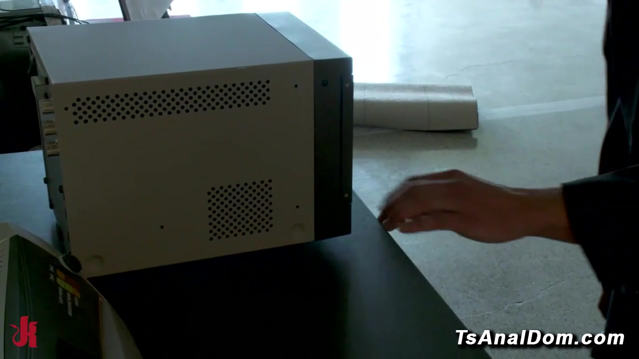 Trans Aly Sinclair Blows And Fingers Then Fucks Chris Archer Anal In The Art Gallery