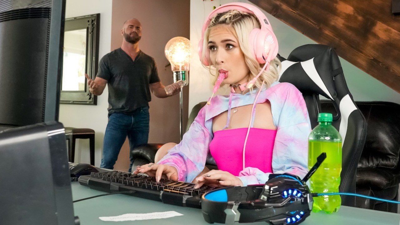 Reality Kings: Gamer Girl Jessie Saint Sneaks On To Her Roommate Setup On XPORN
