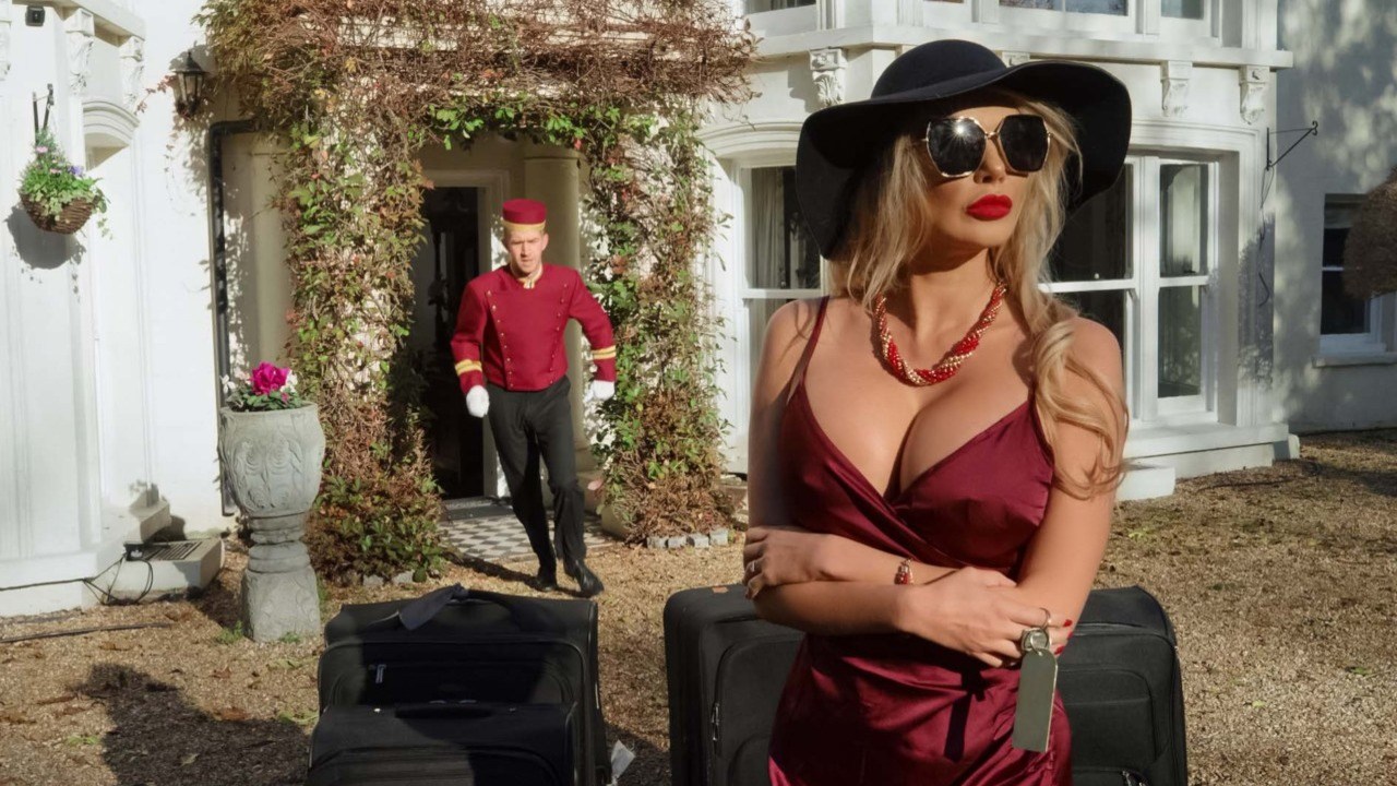 Brazzers: Banging The Bellhop on XPORN