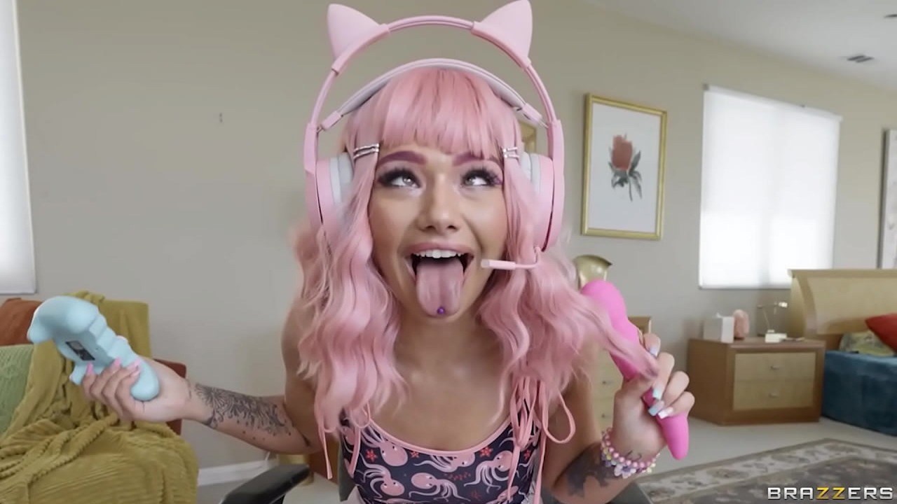 Brazzers: E-Girl are BACK - Gets D'd While MILF Jerks & Cleans on XPORN