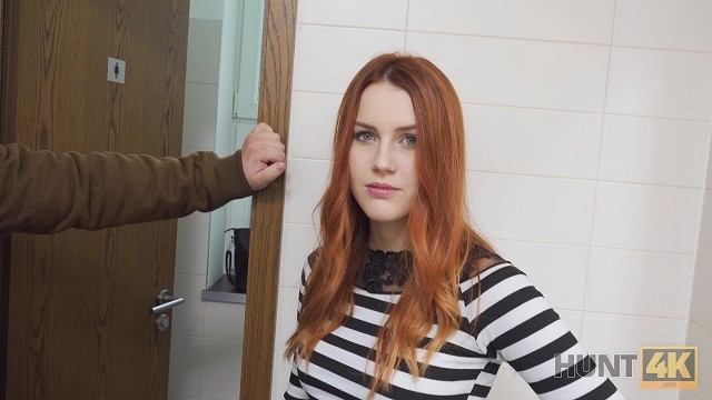 HUNT4K Cuck bleibt in der öffentlichen Toilette und beobachtet GFs Sex mit Jäger
