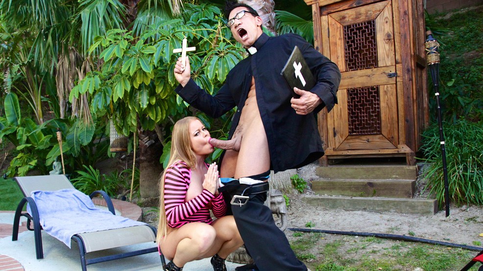 25 y.o. Nikki from Miami Blows Friar Banderas