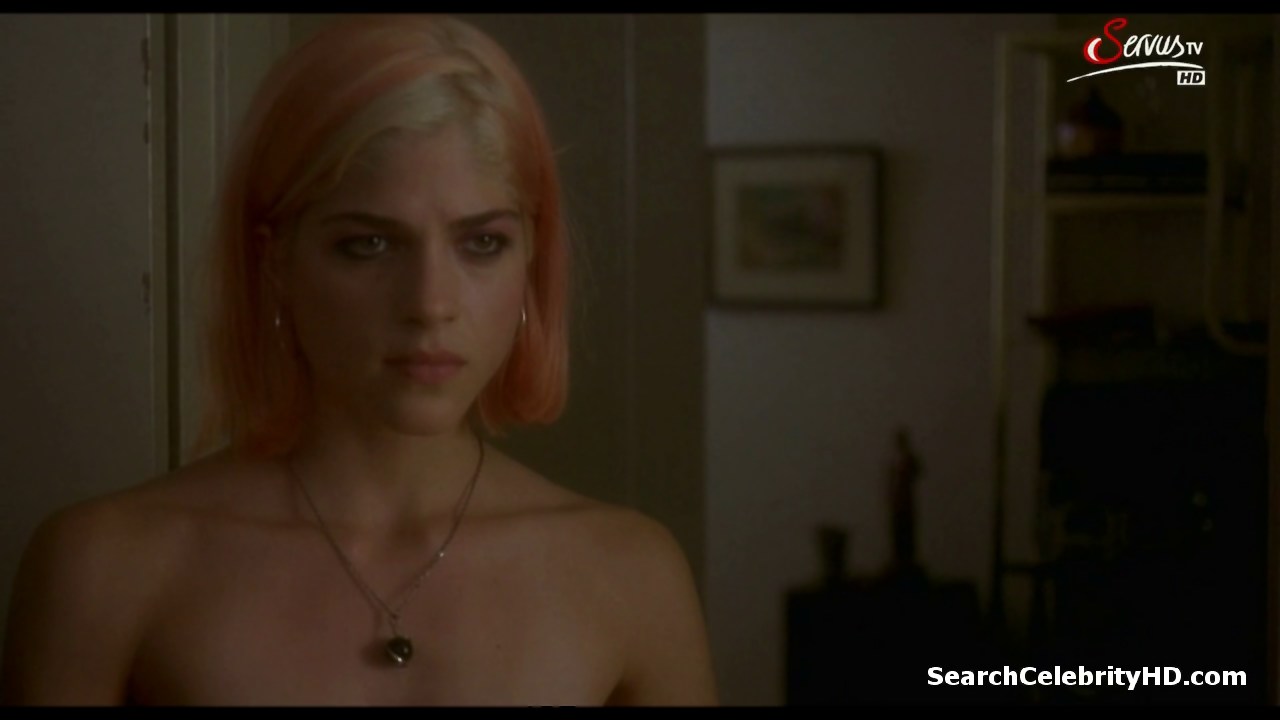 Famous Selma Blair and Aleska Palladino share passionate kiss