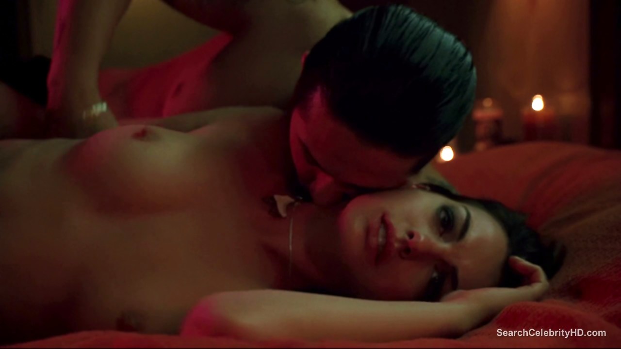 amazing Anne Hathaway has no issue showing her sexy body off
