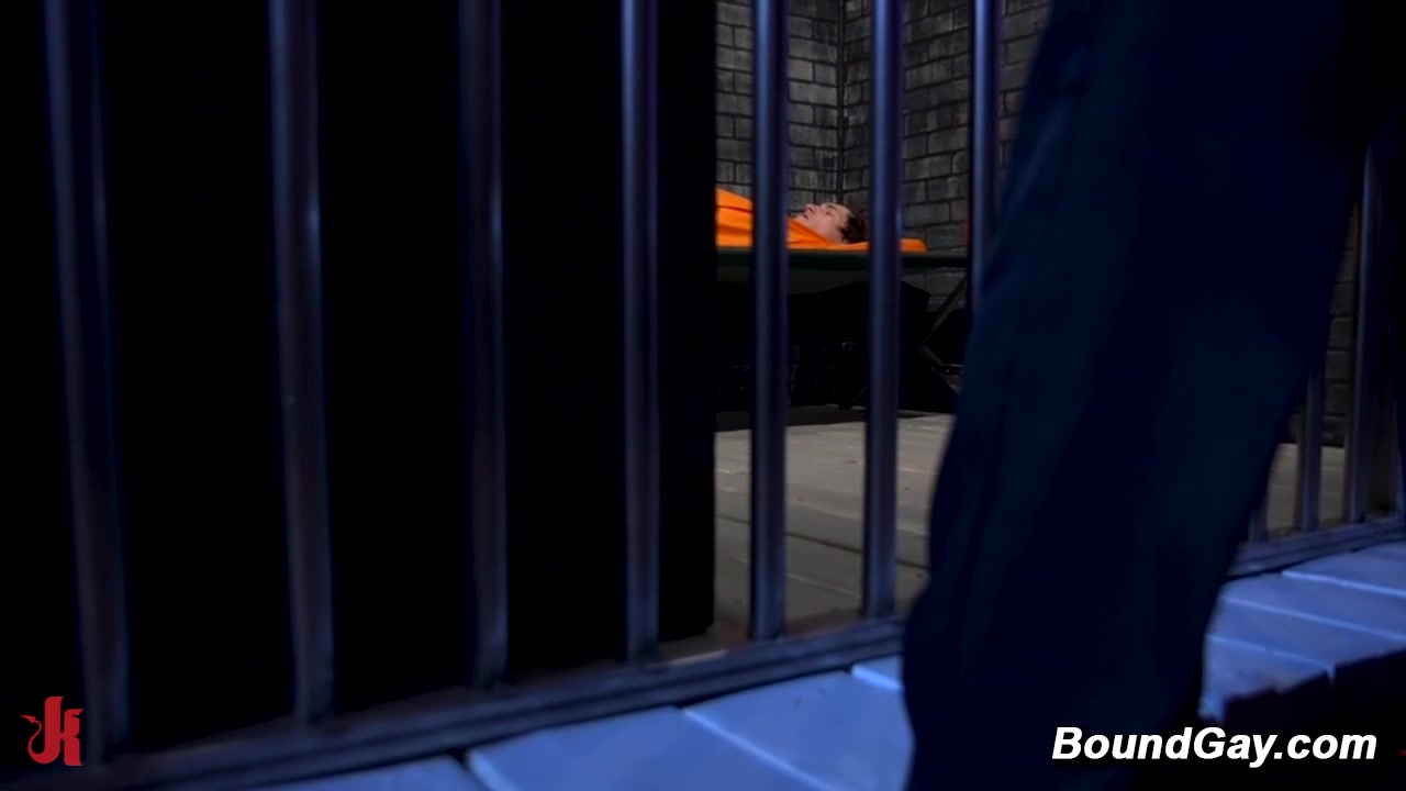 Prison Officer Fucks Inmate Raw Ass